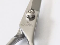 Professionele Hondenscharen Set - Extra Veilige Grooming Set - Trimscharen Voor Honden - Knipschaar - Effileerschaar / Uitdunschaar - Gebogen Schaar Met Ronde Punt - Precisieschaar - Hondenverzorging - Inclusief Kam, 2 Haarclips En Luxe Opbergdoos 5 Professionele Hondenscharen Set - Extra Veilige Grooming Set - Trimscharen Voor Honden - Knipschaar - Effileerschaar / Uitdunschaar - Gebogen Schaar Met Ronde Punt - Precisieschaar - Hondenverzorging - Inclusief Kam, 2 Haarclips En Luxe Opbergdoos -Hond Benodigdheden 1200x899 4