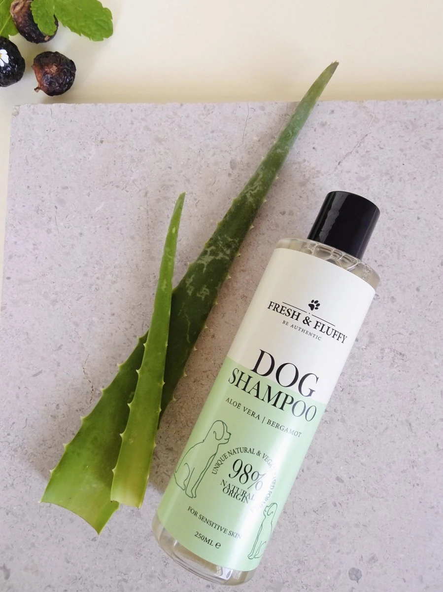 Fresh & Fluffy - Hondenshampoo Aloë Vera / Bergamot - Geschikt Voor Alle Hondenrassen - Natuurlijke & Vegan Voor De Gevoelige Huid - 250ml 2 Fresh & Fluffy - Hondenshampoo Aloë Vera / Bergamot - Geschikt Voor Alle Hondenrassen - Natuurlijke & Vegan Voor De Gevoelige Huid - 250ml - Afbeelding 2