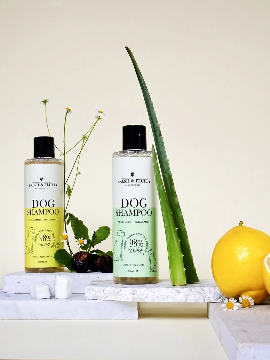 Fresh & Fluffy - Hondenshampoo Kamille / Patchouli - Geschikt Voor Alle Hondenrassen - Natuurlijk & Vegan Voor De Gevoelige Huid - 250ml 2 Fresh & Fluffy - Hondenshampoo Kamille / Patchouli - Geschikt Voor Alle Hondenrassen - Natuurlijk & Vegan Voor De Gevoelige Huid - 250ml - Afbeelding 2